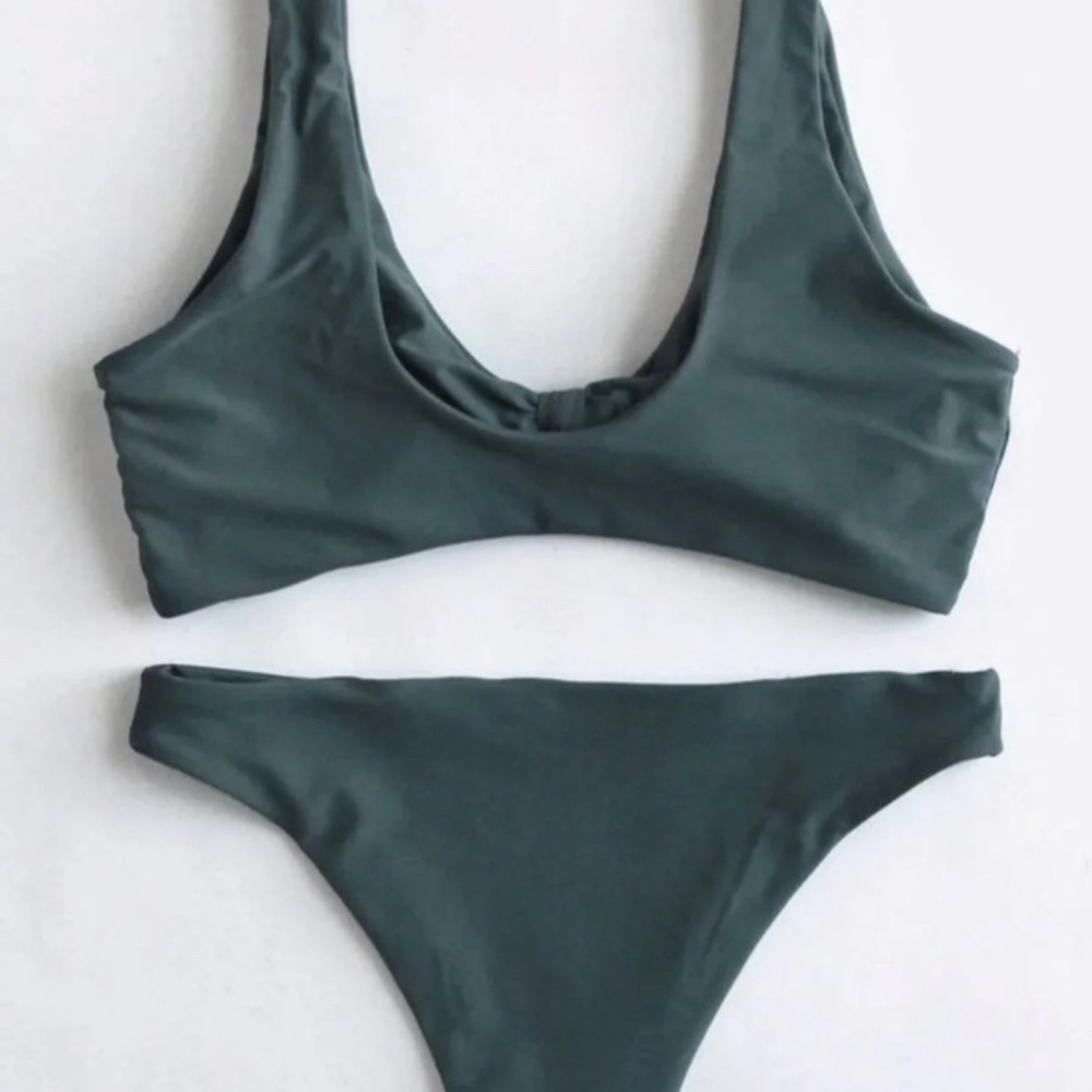 Bikini - Picture 2 of 2